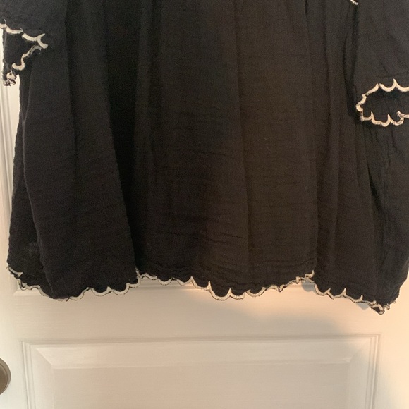 XXL Black & White flowy floral top from old navy - Picture 4 of 8